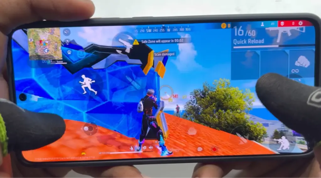 Free Fire battle royale gameplay showing 50 players on island map with weapons and survival mechanics